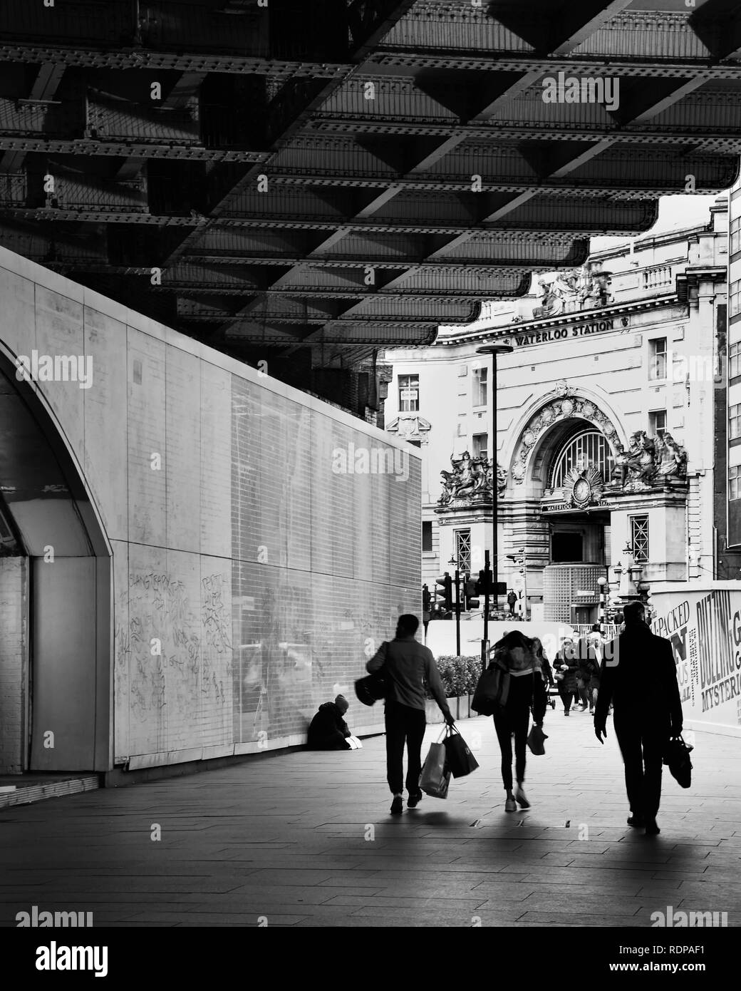 Pendler, die in Waterloo Station in London, Großbritannien Stockfoto