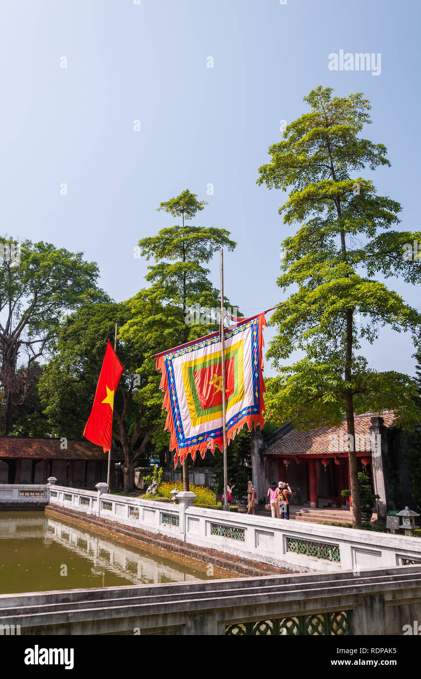 Tempel der Literatur Innenhof und Thien Quang gut und große Flaggen auf Pole, Hanoi, Vietnam fliegen Stockfoto