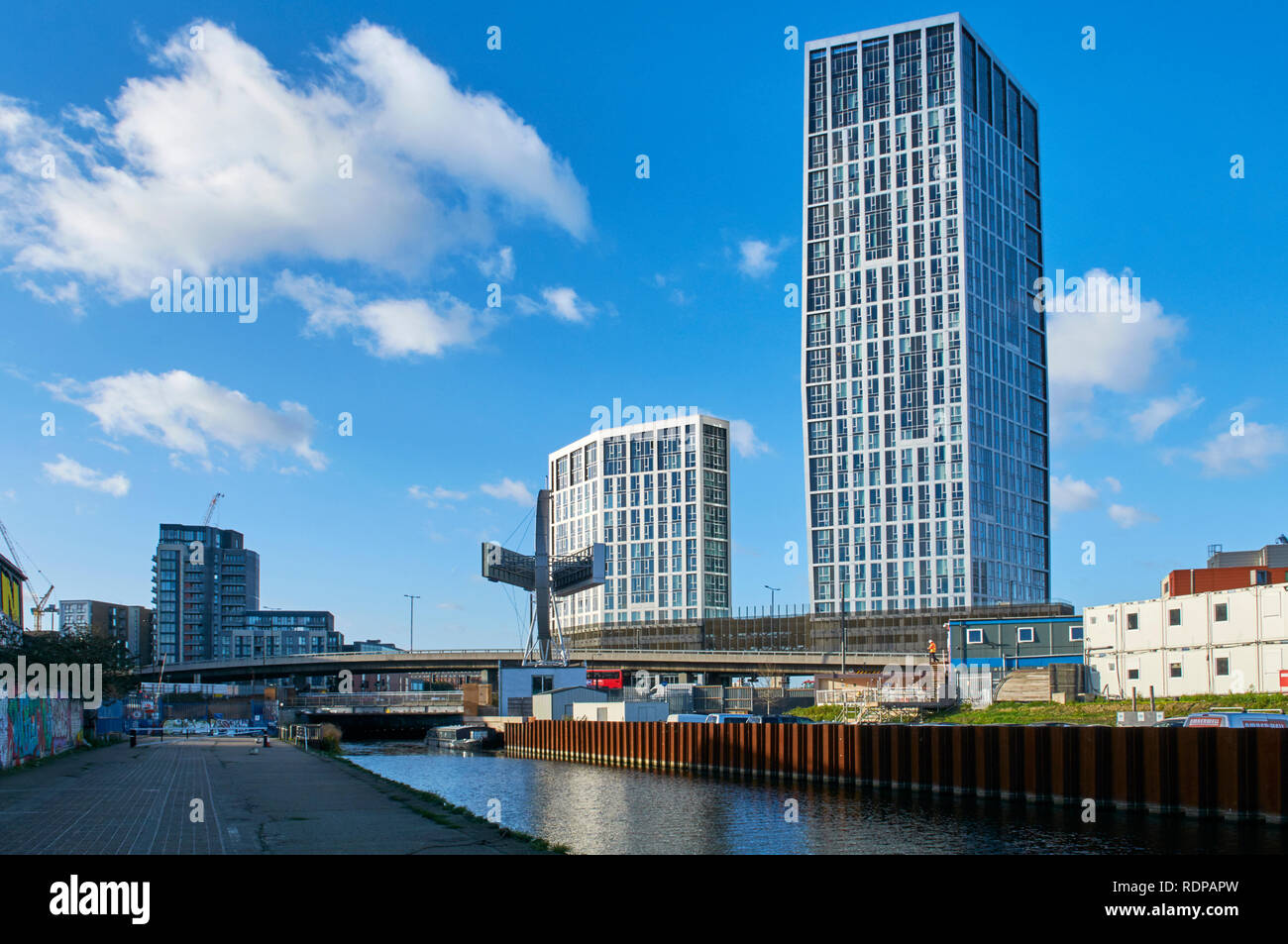 Die neue Sky View Tower Gebäude auf dem Fluss Lee, in der Nähe von Bogen, East London, Großbritannien Stockfoto