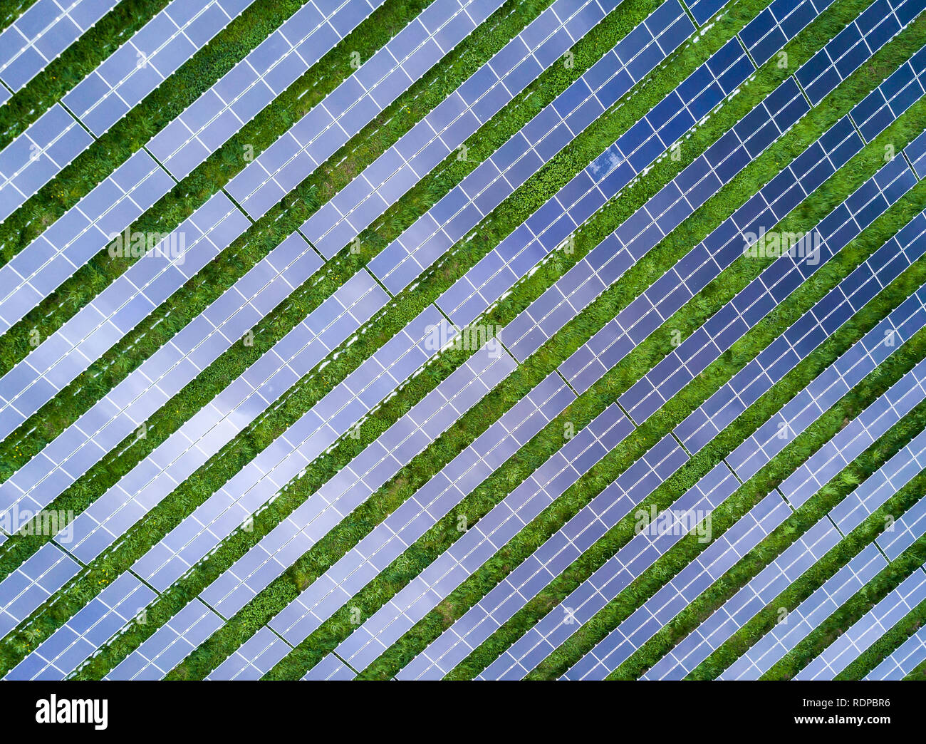 Topview oder Draufsicht auf ein Solarkraftwerk mit Sonnenkollektoren Stockfoto