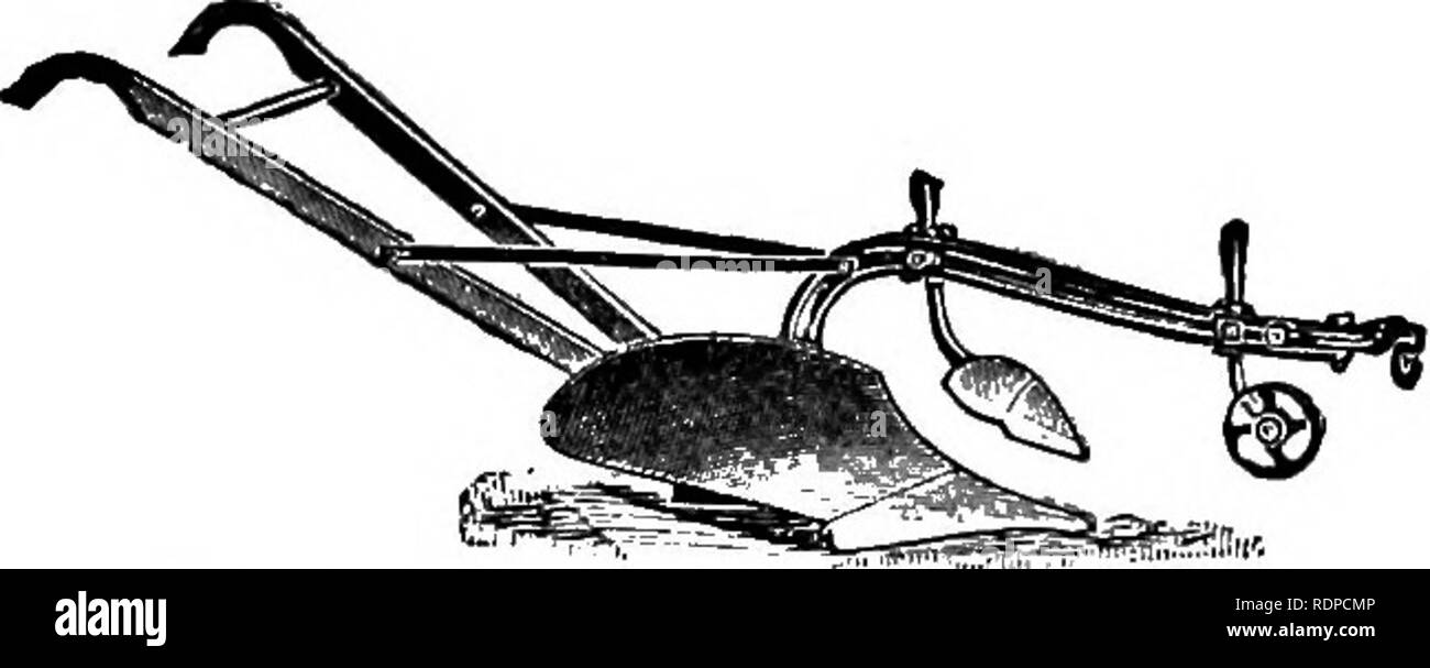 . Erfolgreiche Obst Kultur; ein praktischer Führer für den Anbau und die Verbreitung von Früchten. Obst - Kultur. 34 ERFOLGREICHE OBST KULTUR Es ist die Praxis vieler Orchardists das Land in Rasen für eine Reihe von Jahren zu halten, dann zu pflügen und für ein Jahr oder Jwo kultivieren und reseed, aber bessere Ergebnisse durch ständige Kultivierung erreicht werden, weil die Wurzeln gut im Boden gehalten werden, während Sie, nachdem Sie in Rasen stand für mehrere Jahre, die sie in der Nähe der Oberfläche arbeiten und sind ernsthaft zerrissen und wenn das Land wieder gepflügt wird. Eine schwere Mulchen der Boden, in der Nähe der Stämme der Bäume, Stockfoto