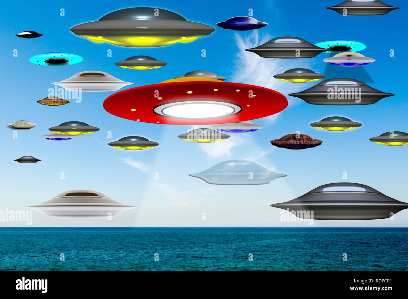 Digital verbesserte Bild von Alien Invasion. Fliegende Untertassen schweben über den Ozean. Die Chance, etwas vom Mars kommen eine Million zu eins. Aber sie kommen Stockfoto