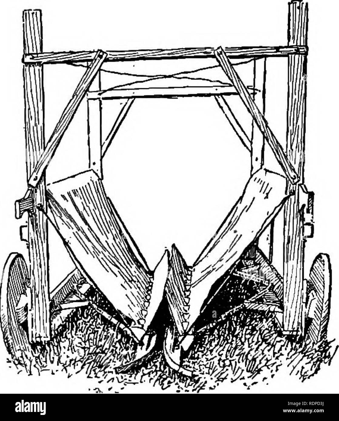 . Cyclopedia von landwirtschaftlichen Kulturpflanzen, einem beliebten Umfrage von Pflanzen und pflanzliche Methoden in den Vereinigten Staaten und Kanada;. Farm produzieren; Landwirtschaft. Abb. 62. Ridge von Marcy gebildet zum Schutz gegen Chinch-Bugs zu implementieren. Post-Löcher gegraben, neben dem Grat etwa fünfzig Meter auseinander. Diese Barriere ist glatt und kompakt und sehr wenig vom Regen betroffen. Die Linie der Kohle - tar entlang der Oberseite hat erfolgreich in allen Wetterbedingungen, (Kansas Experiment Station Bericht, 1896-97,) (Abb. 60.) Sticky Bands längst Effek- Die flügellosen Weibchen Motten, um zu verhindern, dass der Käfer, Würmer aufsteigend tr Stockfoto