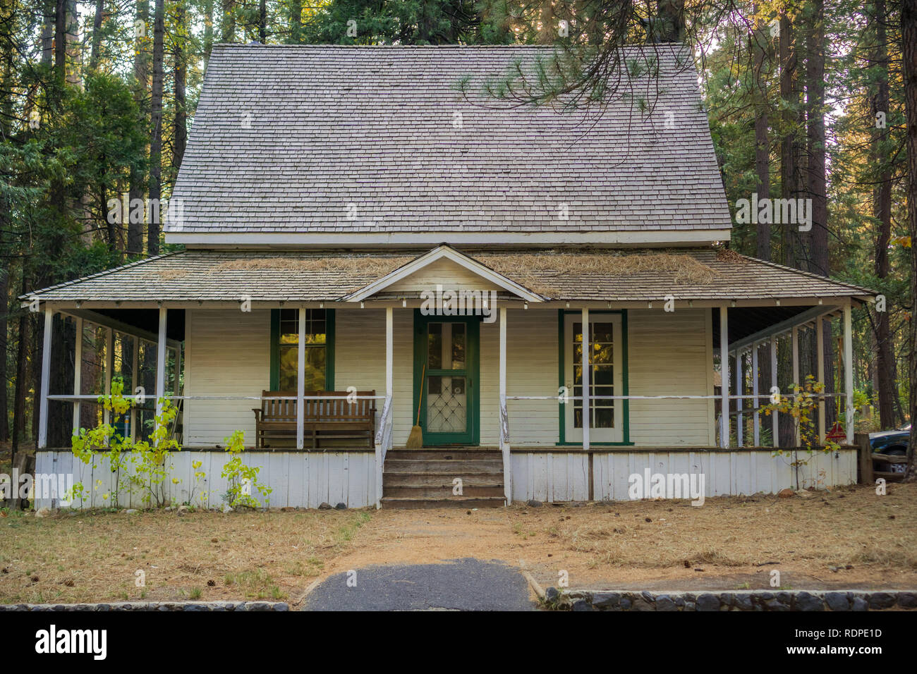 Alten Holzhaus von Bäumen als Ranger Station, Calaveras große Bäume State Park, Kalifornien benutzt, umgeben Stockfoto