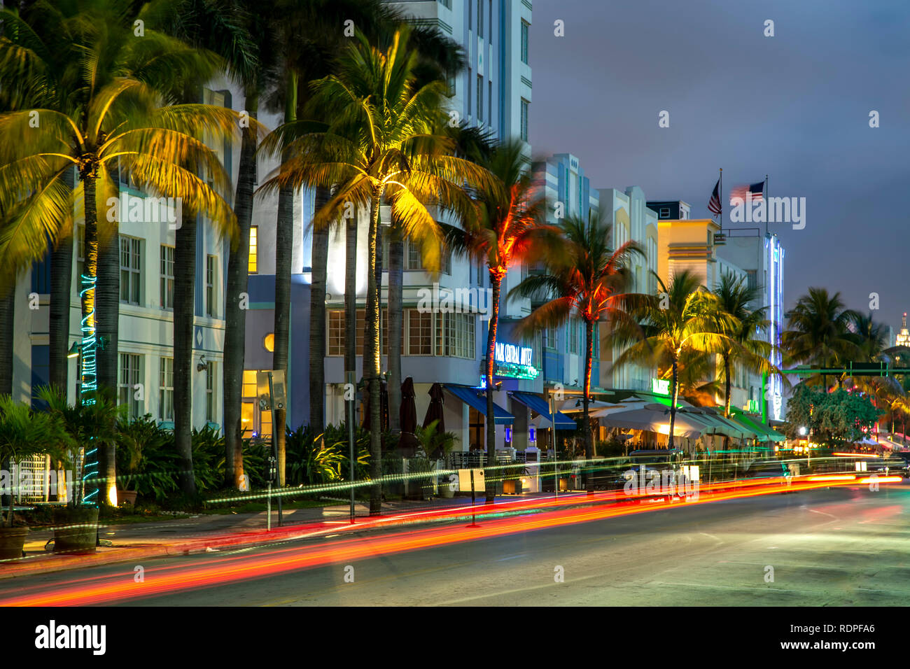 Reihe von Hotels und hellen Streifen, South Beach, Miami Beach, Florida, USA Stockfoto