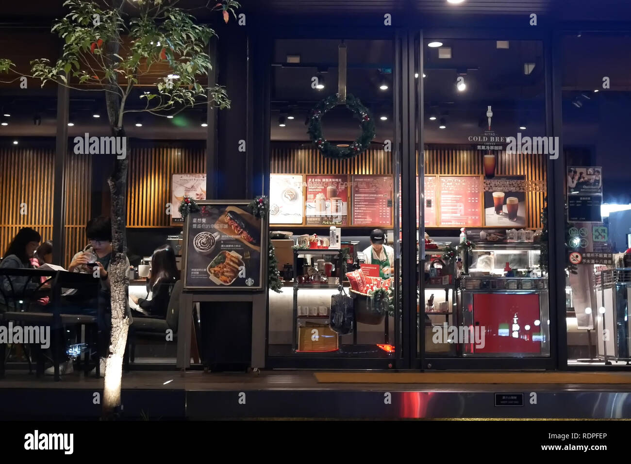 Taipei, Taiwan - 01. Dezember 2018: die Bewegung der Leute genießen Kaffee bei Starbucks Kaffee in der Nacht. Stockfoto