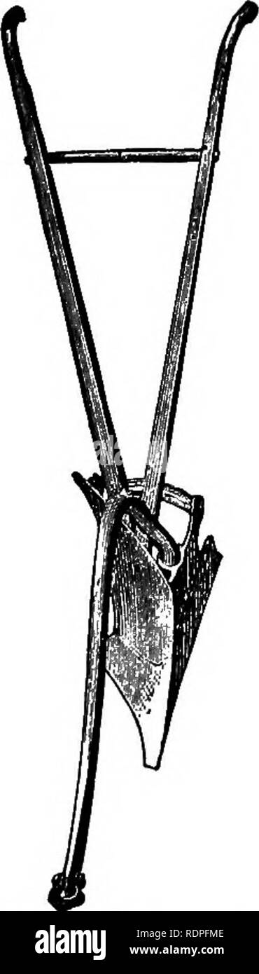 . Die Grundsätze der Obstbau und mit Anwendungen zu üben. Obst - Kultur. 96 Die Grundsätze der Obst- ergibt sich aus der Verwendung der altmodischen Implementiert von Bodenbearbeitung und auch von einem Mißverständnis dessen, was die Pflug - ing von einem alten Obstgarten werden sollte; denn wenn der Obstgarten ordnungsgemäß für die in seinen früheren Jahren gepflegt wird, sehr schwere brechen nicht in seinem späteren Leben benötigt werden. Diese Arbeit der Arbeiten über Bäume wird stark durch die Verwendung von Kabelbäumen, die kein Metall Projektionen haben erleichtert. Es sollte keine hames mit erhöhten Tops und das Türmchen auf der Rückseite - Pads sollten einfach Leder l Stockfoto