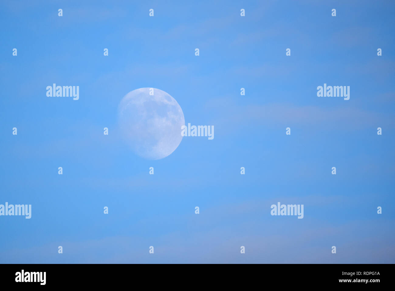 Mond im blauen Himmel. Am Abend vor Sonnenuntergang. Stockfoto