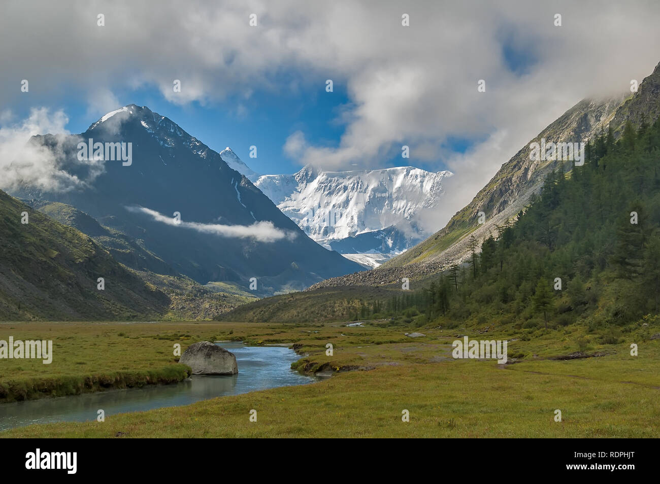 Blick auf belukha Peak 4506 m. und Akkem River. Altay, Russland Stockfoto