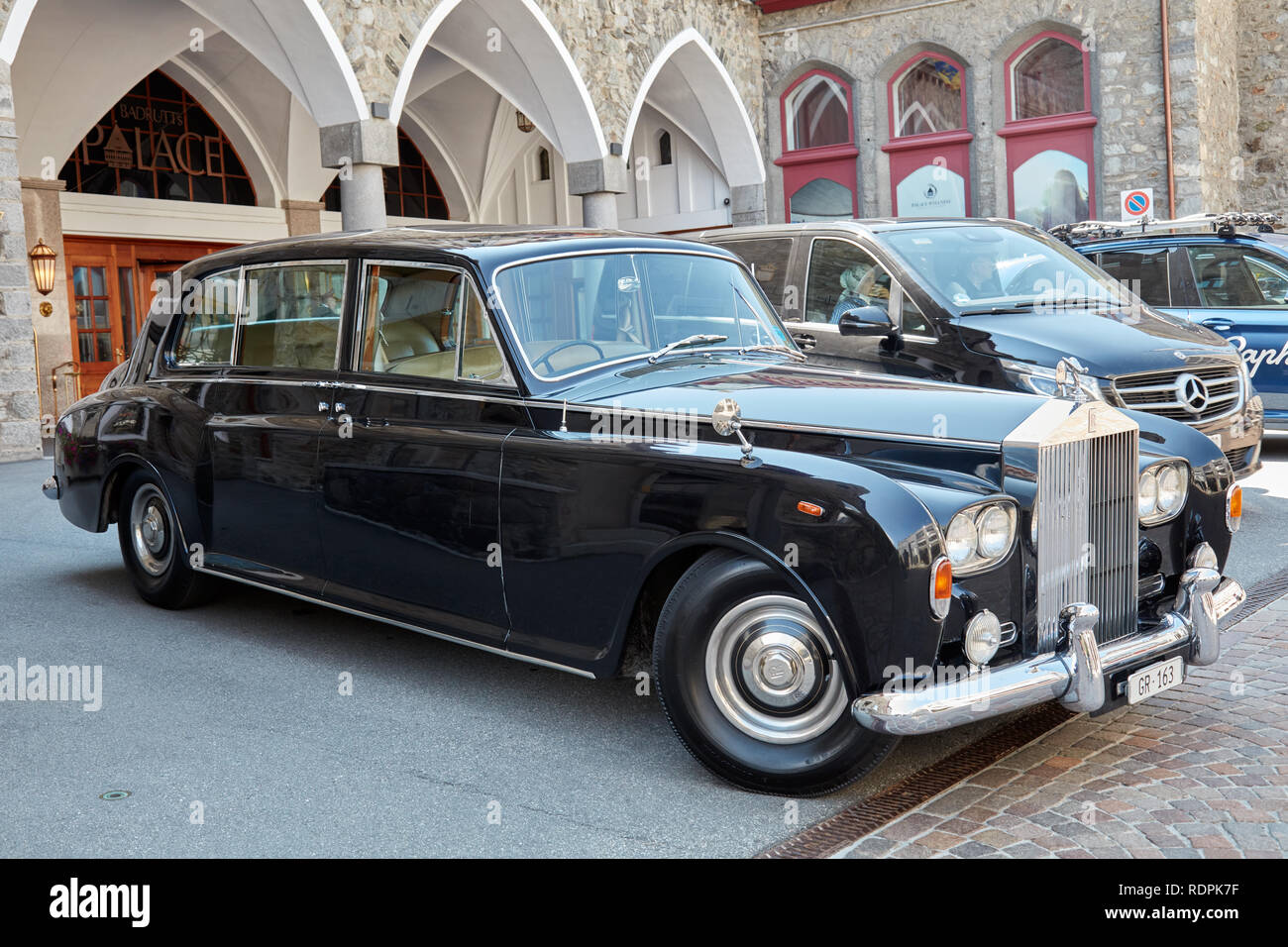 SANKT MORITZ, SCHWEIZ - 16. AUGUST 2018: Rolls Royce schwarz Auto vor  Badrutt's Palace - Luxus Hotel in einem Sommertag in Sankt Moritz,  Switzerla Stockfotografie - Alamy