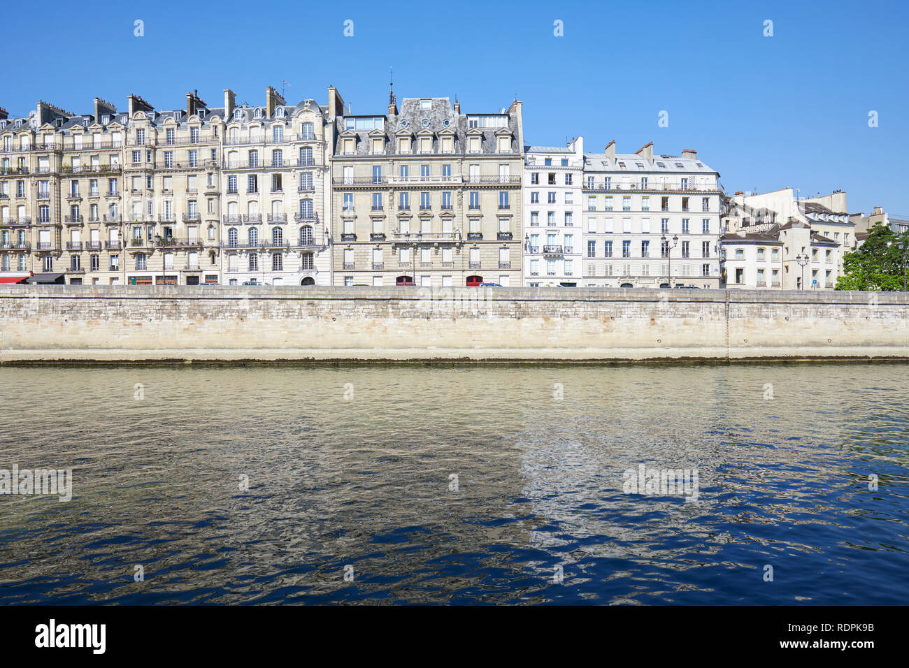 Gebäude in Paris Fassaden und Seine in einem sonnigen Sommertag in Frankreich Stockfoto