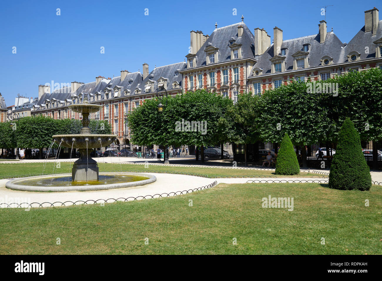 Place des Vosges, alte Gebäude und Garten in Paris an einem sonnigen Sommertag, Clear blue sky Stockfoto