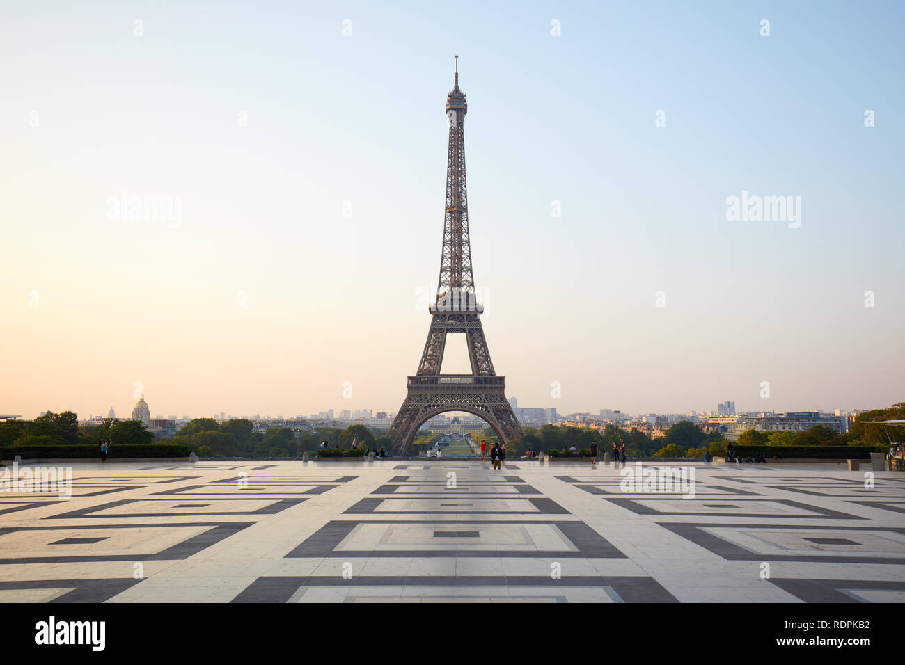 PARIS, Frankreich, 7. Juli 2018: Eiffelturm und Menschen bei Sonnenaufgang, klaren Himmel in Paris, Frankreich Stockfoto