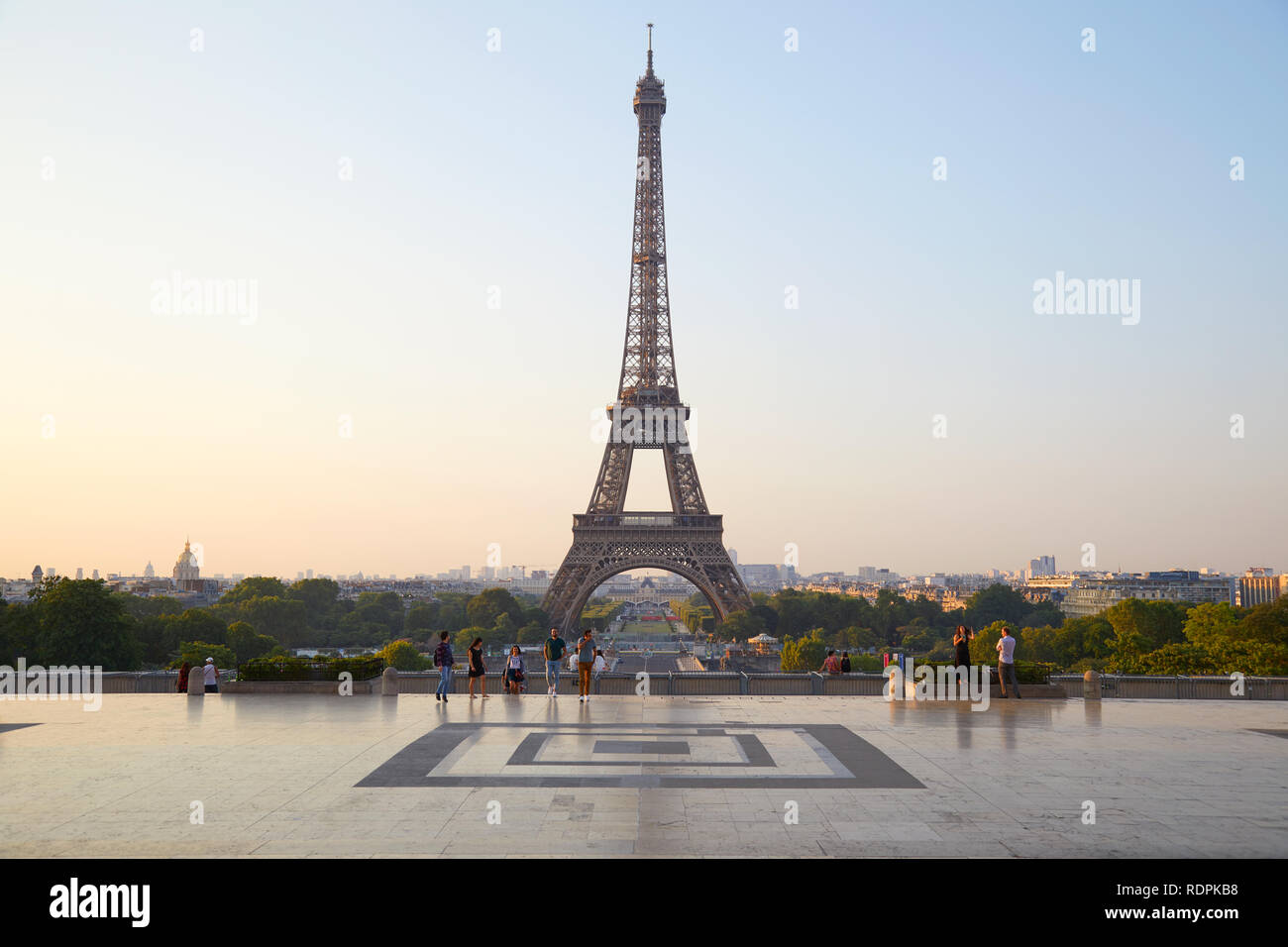 PARIS, Frankreich, 7. Juli 2018: Eiffelturm und Menschen zu Fuß in der warmen Morgensonne, Trocadero, Paris Stockfoto