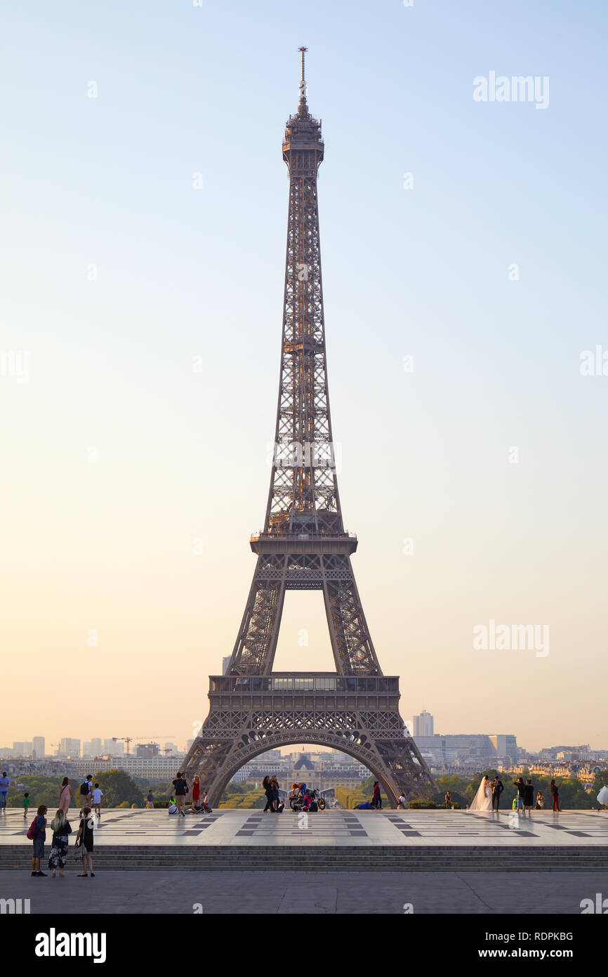 PARIS, Frankreich, 7. Juli 2018: Eiffelturm mit Menschen und Touristen aus Trocadero gesehen, klaren Sommer morgen in Paris, Frankreich Stockfoto