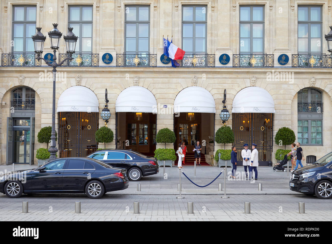 PARIS, Frankreich, 07.Juli 2018: Ritz Luxushotel in place Vendôme in Paris, Menschen zu Fuß und schwarzen Autos Stockfoto
