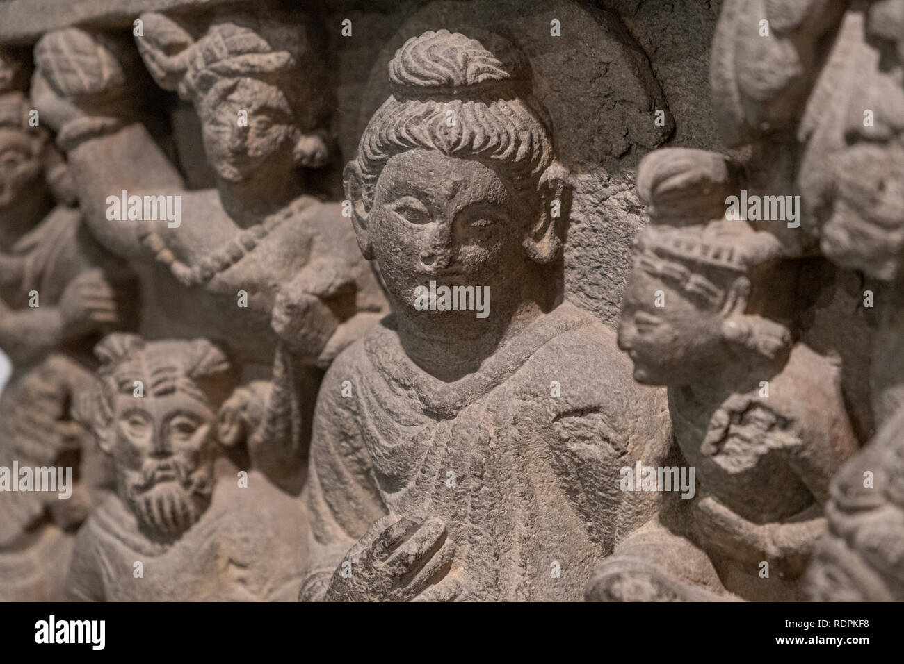 Buddha mit Naga-Kalika. Gandhara 2. Jahrhundert. 35 x 47 x 10 cm. Stockfoto