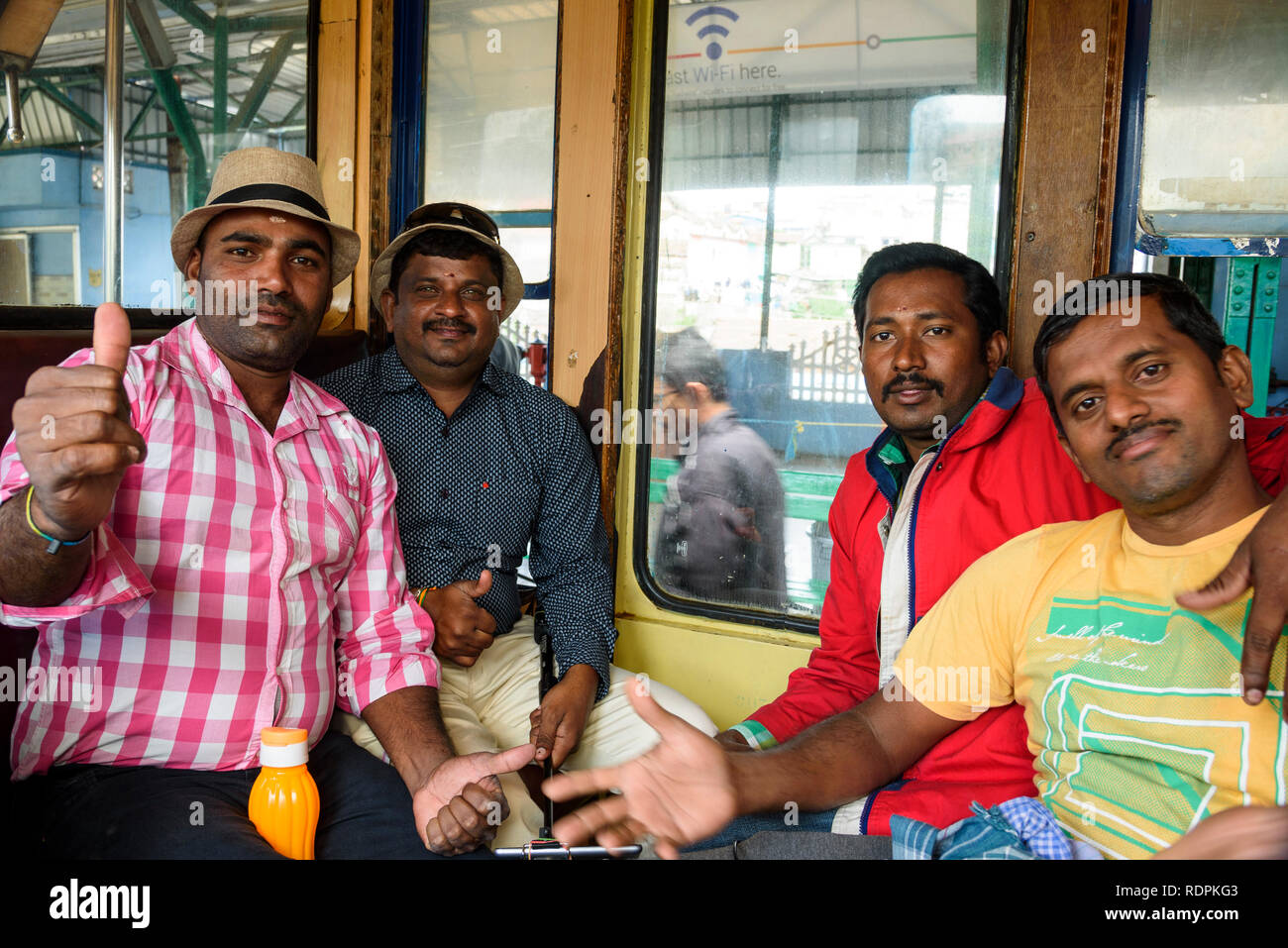 Indische Männer auf der Nilgiri Mountain Railway, zwischen Ooty und Mettupalayam, Tamil Nadu, Indien Stockfoto