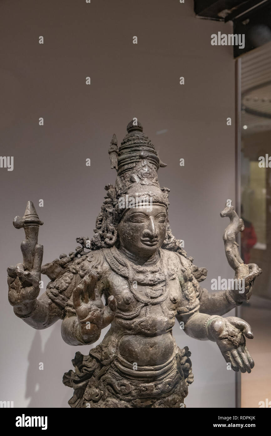 Chandrashekara (Shiva) auf einem Lotus pedestral. 15.-16. Jahrhunderts, Kerala. Bronze. 72 x 35 x 25,5 cm. Siehe Beschreibung für weitere Details. Stockfoto