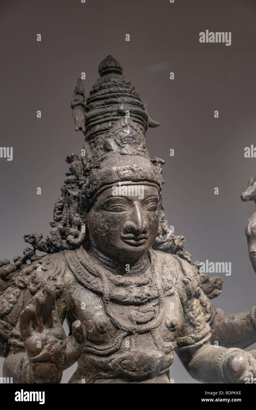 Chandrashekara (Shiva) auf einem Lotus pedestral. 15.-16. Jahrhunderts, Kerala. Bronze. 72 x 35 x 25,5 cm. Siehe Beschreibung für weitere Details. Stockfoto