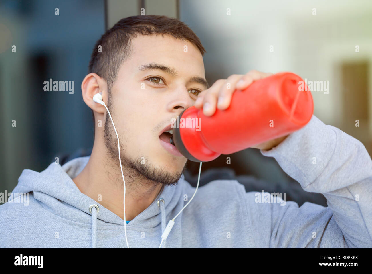Trinkwasser junger Mann runner running Jogging Sport Training Fitness im Freien Stockfoto
