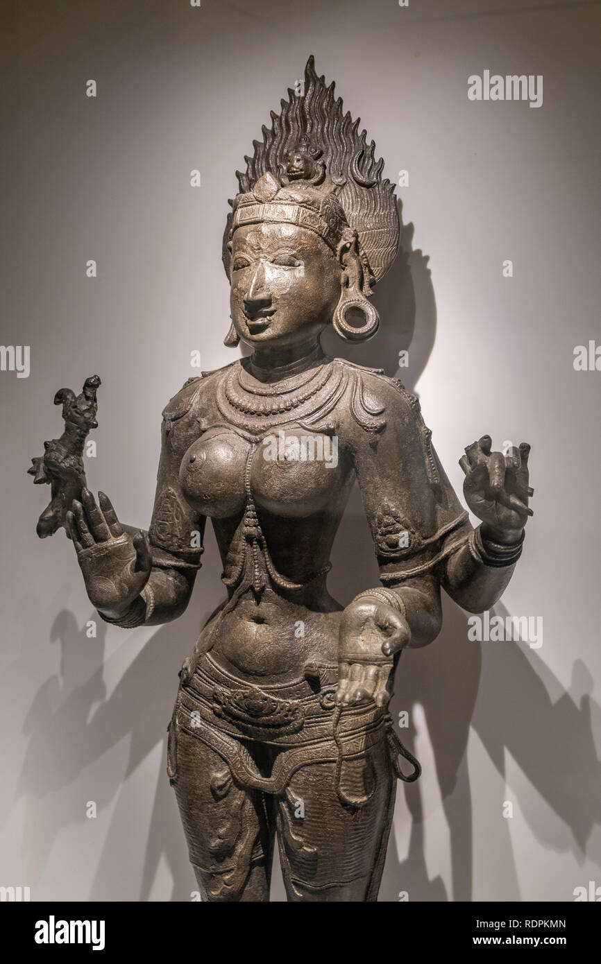 Kali. Spät Chola, aus dem 12. Jahrhundert. Südindien. 75,4 x 30,5 x 17,8 cm. Siehe Beschreibung für Details. Stockfoto