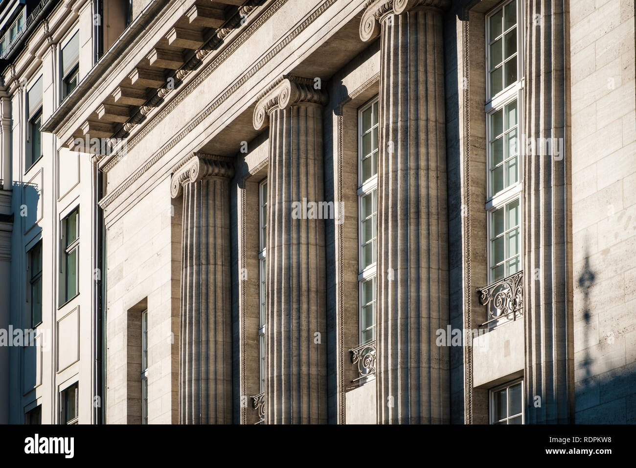 Spalten, nach außen - historische Fassade Stockfoto