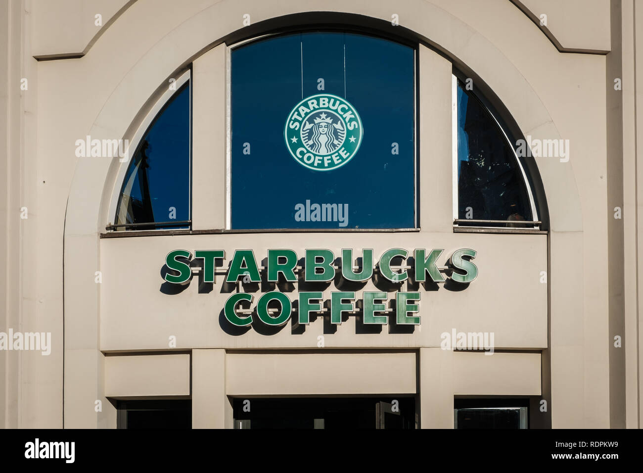 Berlin, Deutschland - Januar 2019: Starbucks Kaffee Logo und Markennamen auf Cafe Fassade in Berlin, Deutschland, Stockfoto