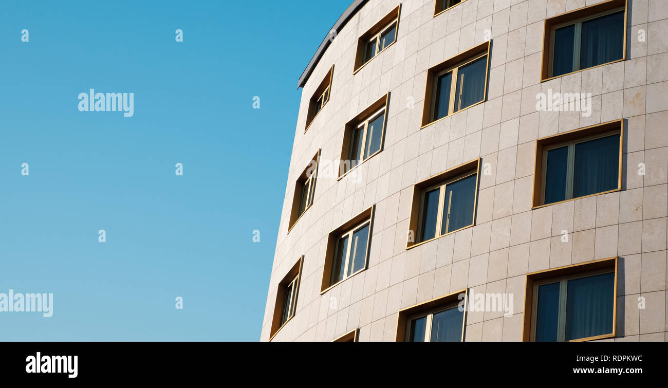 Windows auf Fassade - Immobilien Konzept Stockfoto