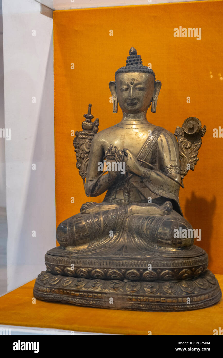 Maitreya (der Buddha der Zukunft), 17. Nepal. 48 x 32 x 26 cm. Stockfoto
