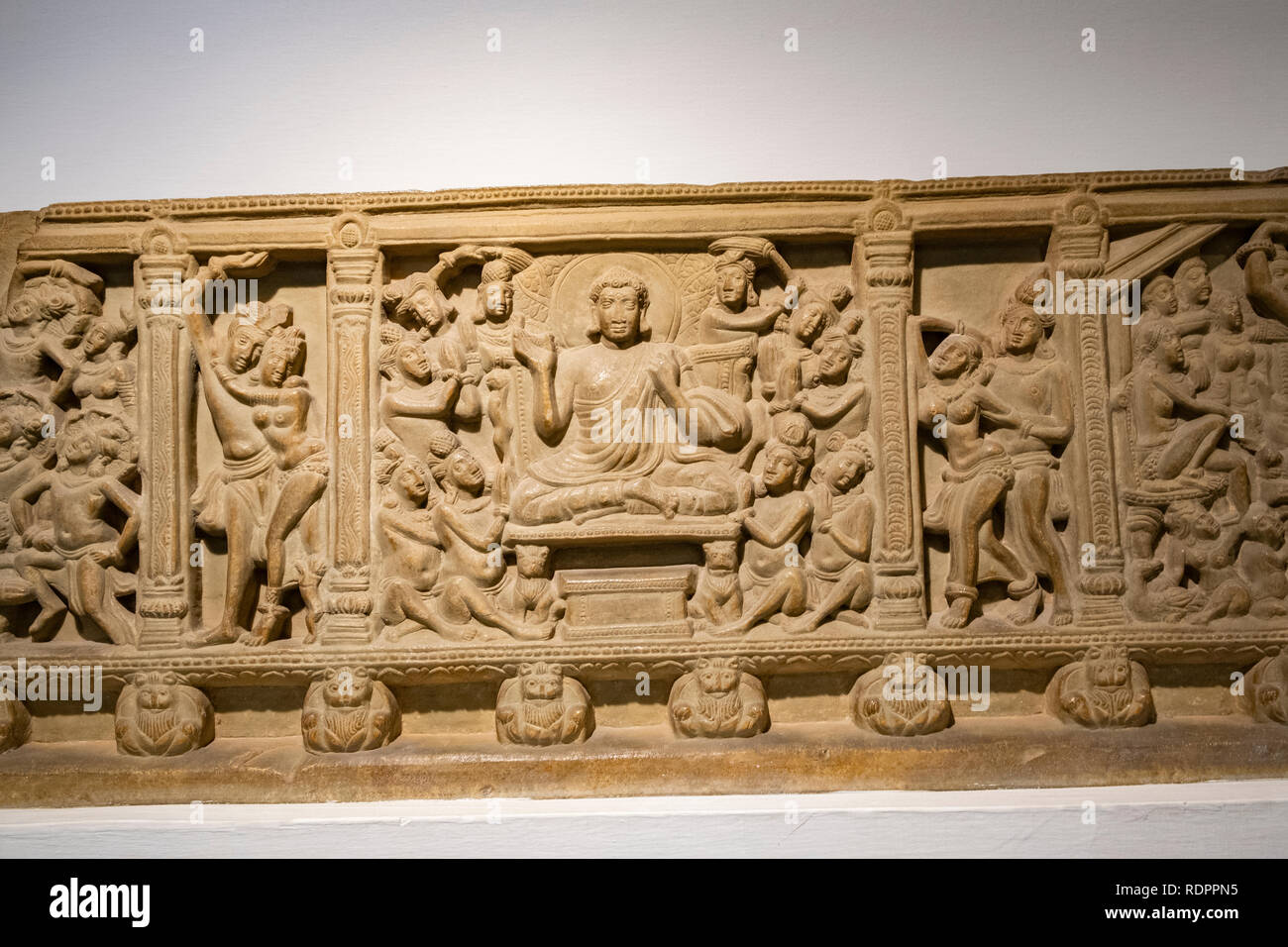Ayaga Fries: Leben Szenen aus dem Leben des Buddha einschließlich Geschichten aus Jataka. Ikshvku, 3. Jahrhundert n. Kalkstein. 40 x 332 x 18 cm. Stockfoto