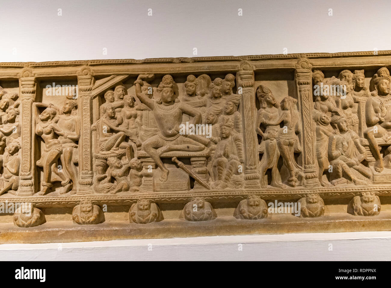 Ayaga Fries: Leben Szenen aus dem Leben des Buddha einschließlich Geschichten aus Jataka. Ikshvku, 3. Jahrhundert n. Kalkstein. 40 x 332 x 18 cm. Stockfoto