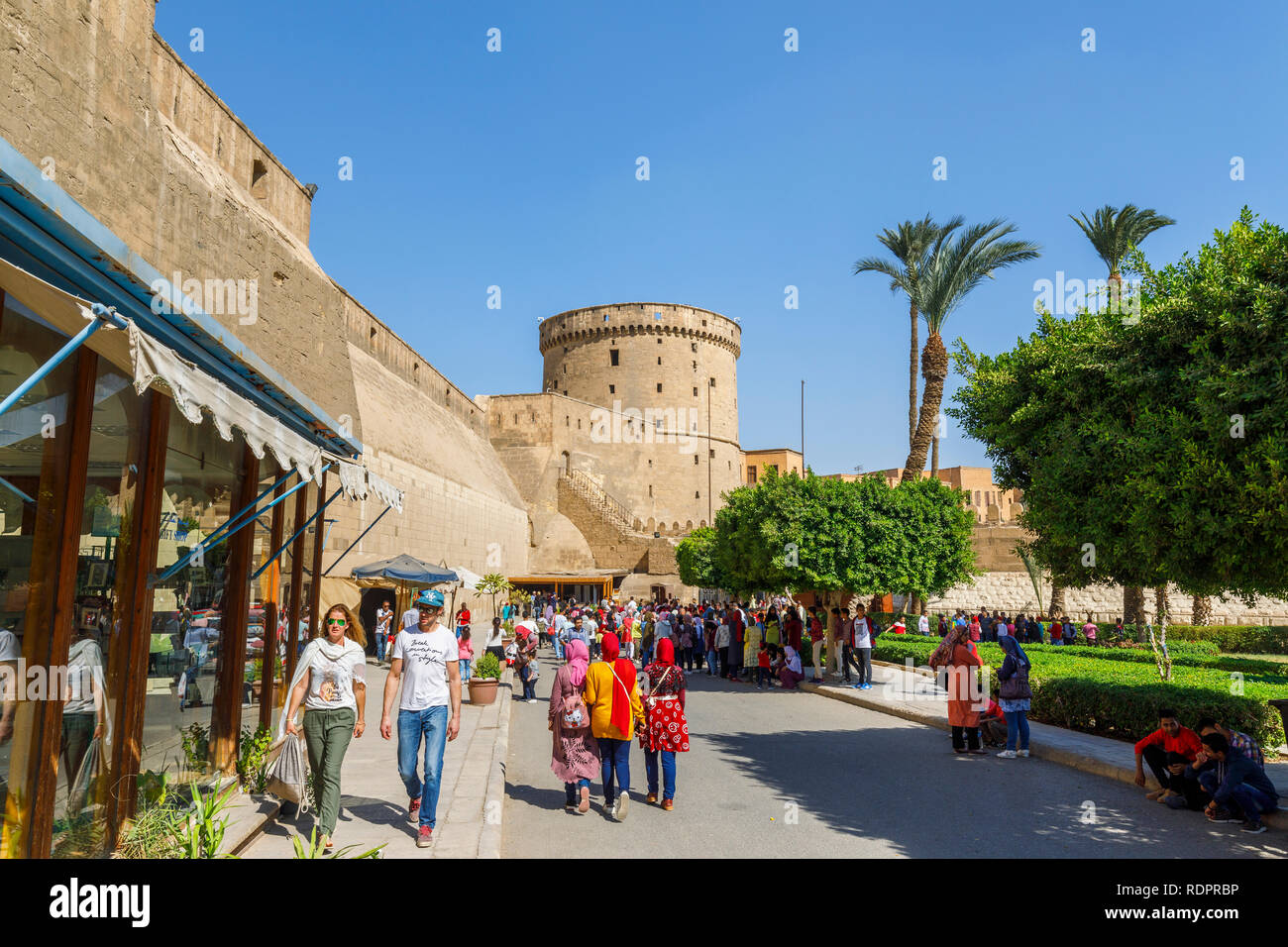 Anzeigen außerhalb der Mauern der Eingang zur Zitadelle von Saladin, einem mittelalterlichen islamischen Festung in Kairo, Ägypten Stockfoto