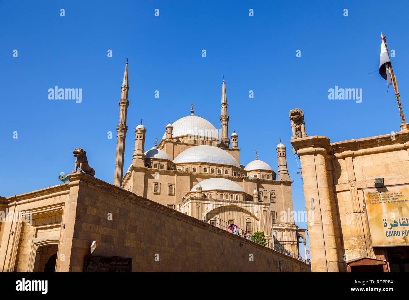 Blick auf den Kuppeln und Minaretten der Große Moschee von Muhammad Ali Pascha in der Zitadelle von Saladin, einem mittelalterlichen islamischen Festung in Kairo, Ägypten Stockfoto