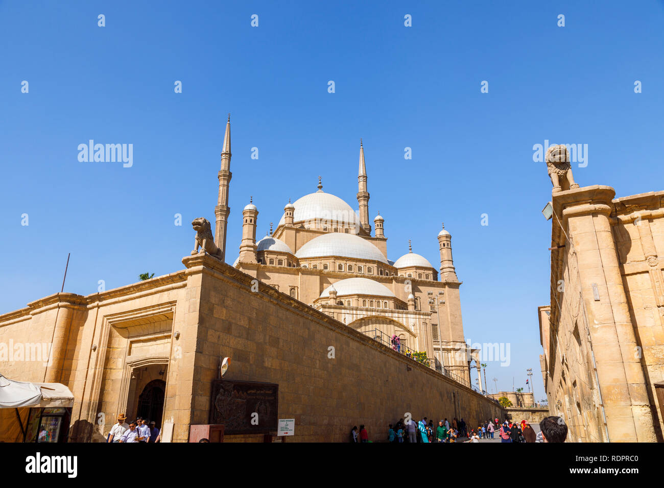 Blick auf den Kuppeln und Minaretten der Große Moschee von Muhammad Ali Pascha in der Zitadelle von Saladin, einem mittelalterlichen islamischen Festung in Kairo, Ägypten Stockfoto