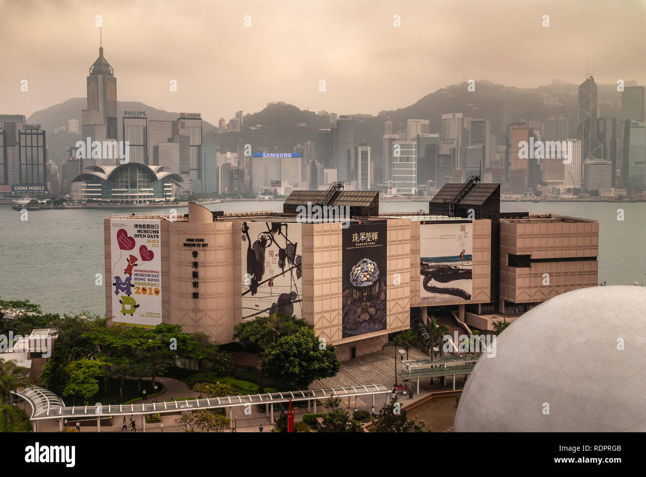 Die Insel Hongkong, China - Mai 12, 2010: Convention Center und Central Plaza Tower mit Hong Kong Museum of Art und Bereich der Space Museum i Stockfoto