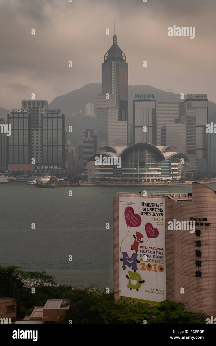 Die Insel Hongkong, China - Mai 12, 2010: Convention Center und Central Plaza Tower mit Hong Kong Museum für Kunst Gebäude vor. Braun Nebel Wolken. Stockfoto