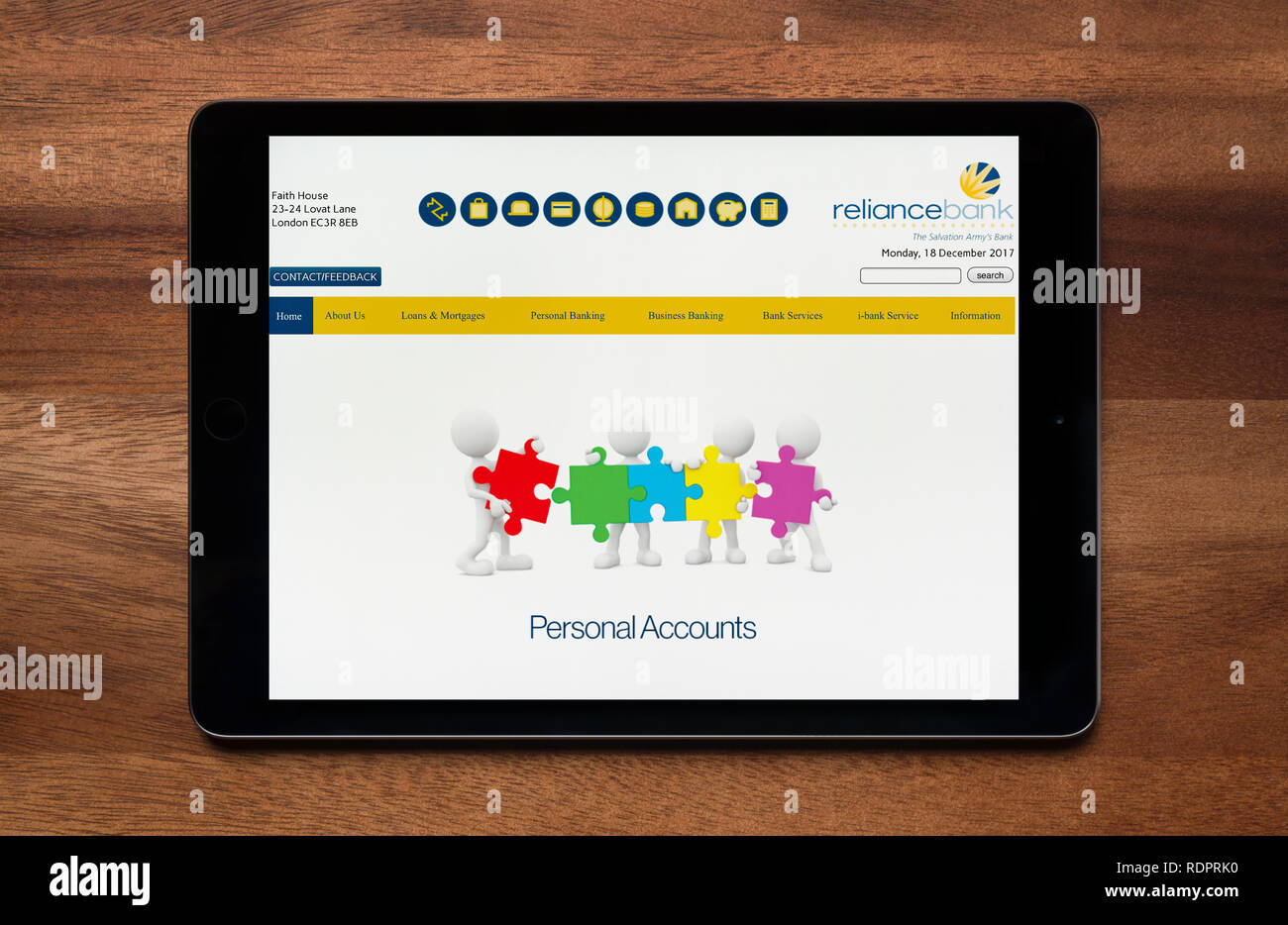 Die Website der Bank ist zu sehen auf einem iPad Tablet, der ruht auf einem Holztisch (nur redaktionelle Nutzung). Stockfoto