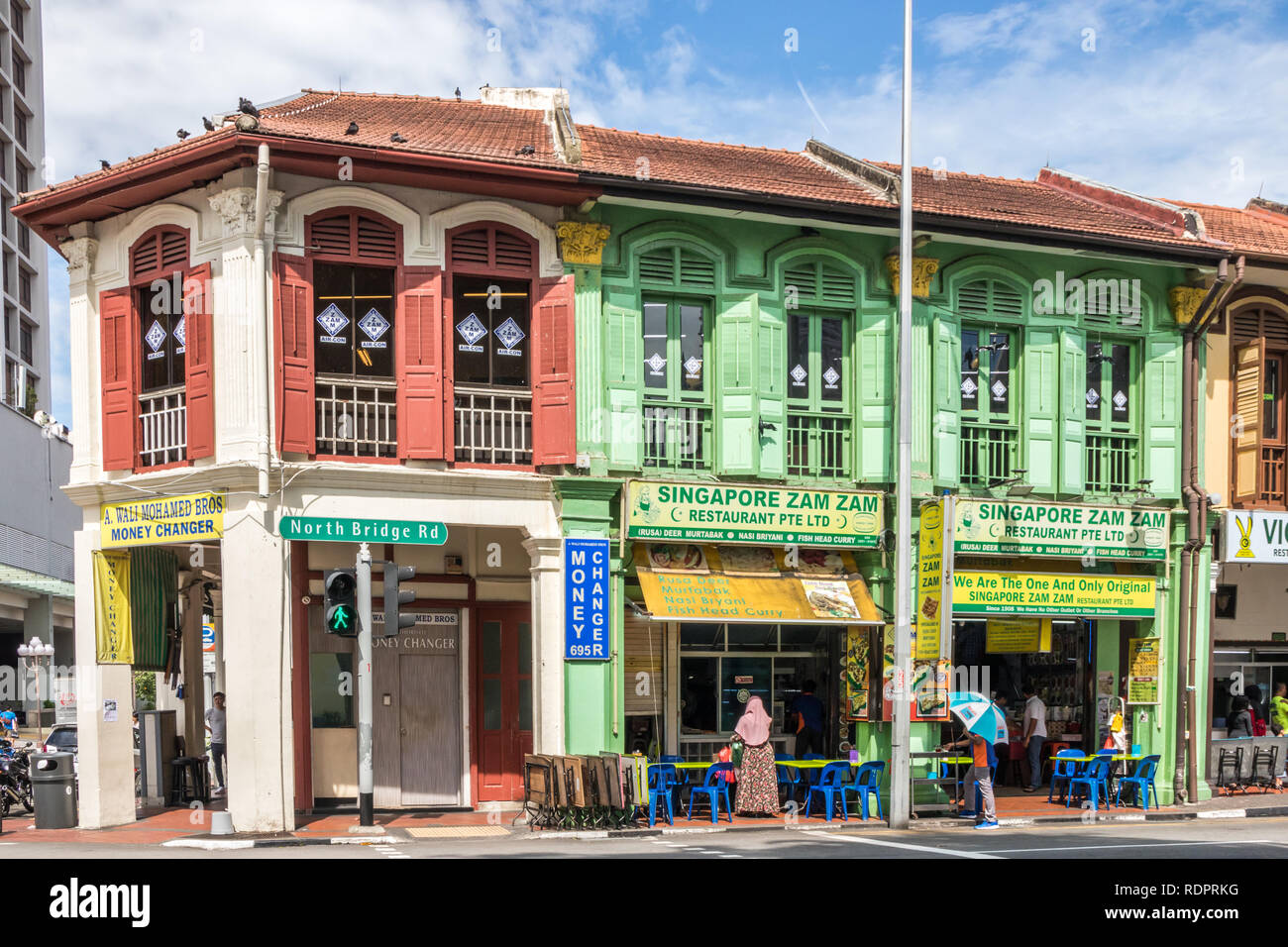 Singapur - 26. Dezember 2018: Typische Geschäftshäuser auf der North Bridge Road. Die Straße ist in der Kampong Glam. Stockfoto