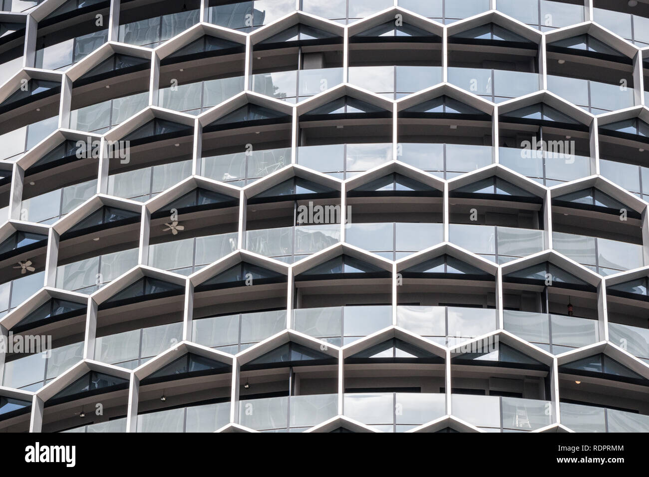 Windows eines modernen Bürogebäudes, Singapur Stockfoto