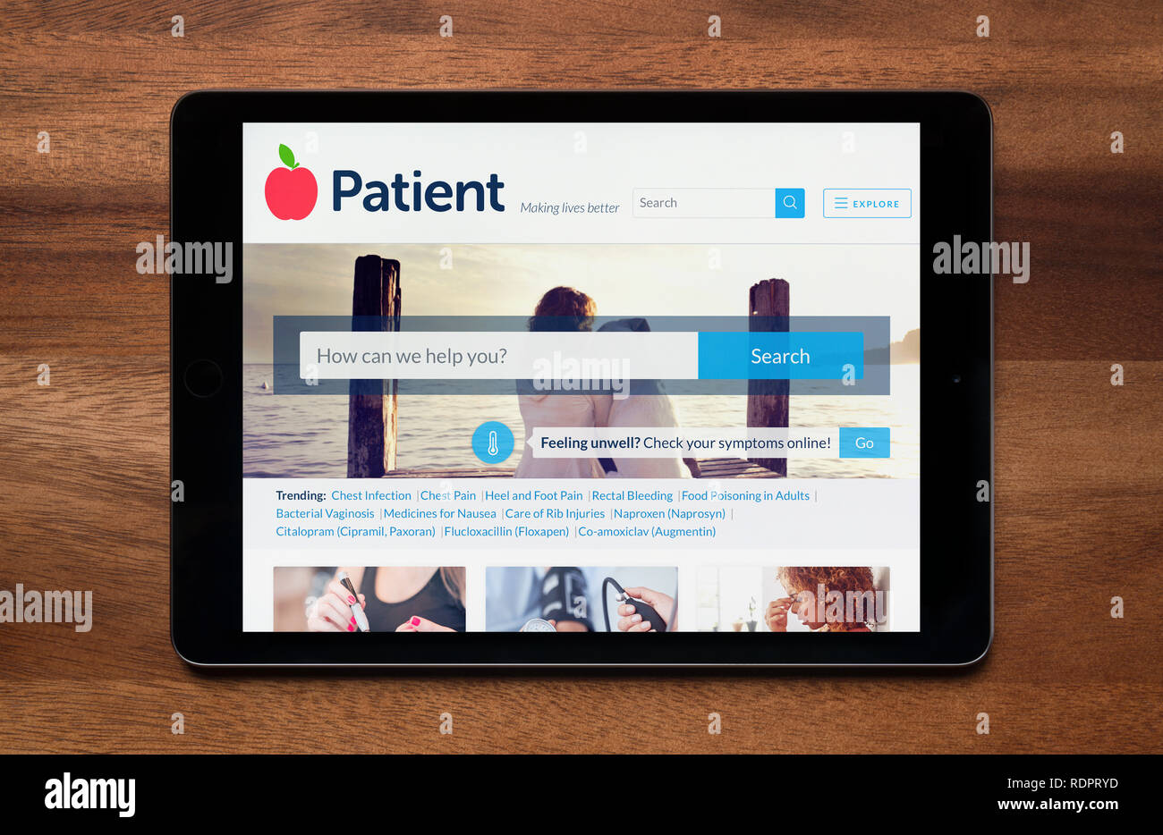 Die Website von Patient gesehen auf einem iPad Tablet, der ruht auf einem Holztisch (nur redaktionelle Nutzung). Stockfoto