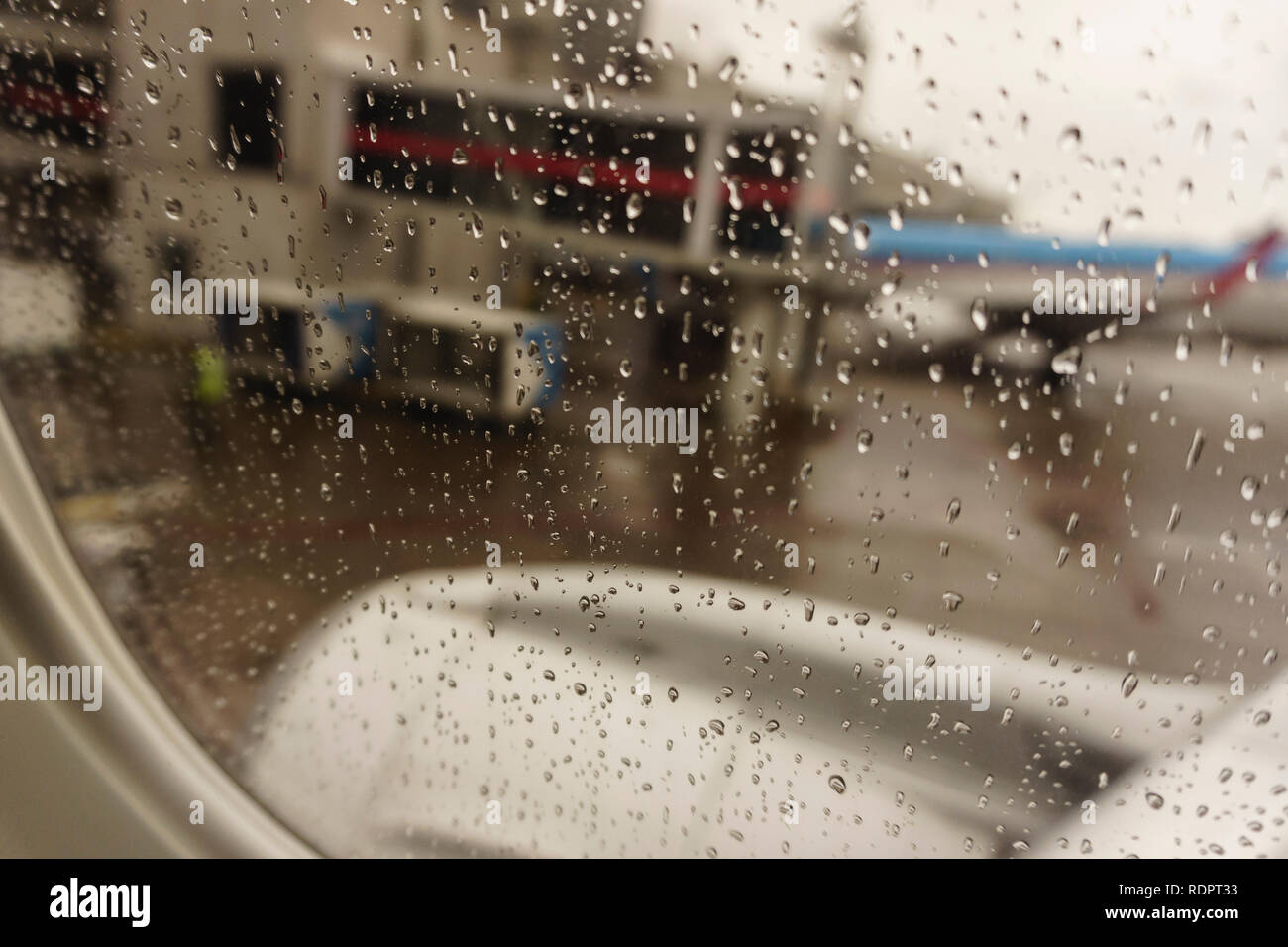 Regentropfen auf einer Ebene Fenster in Aeroparque, Buenos Aires, Argentinien Stockfoto