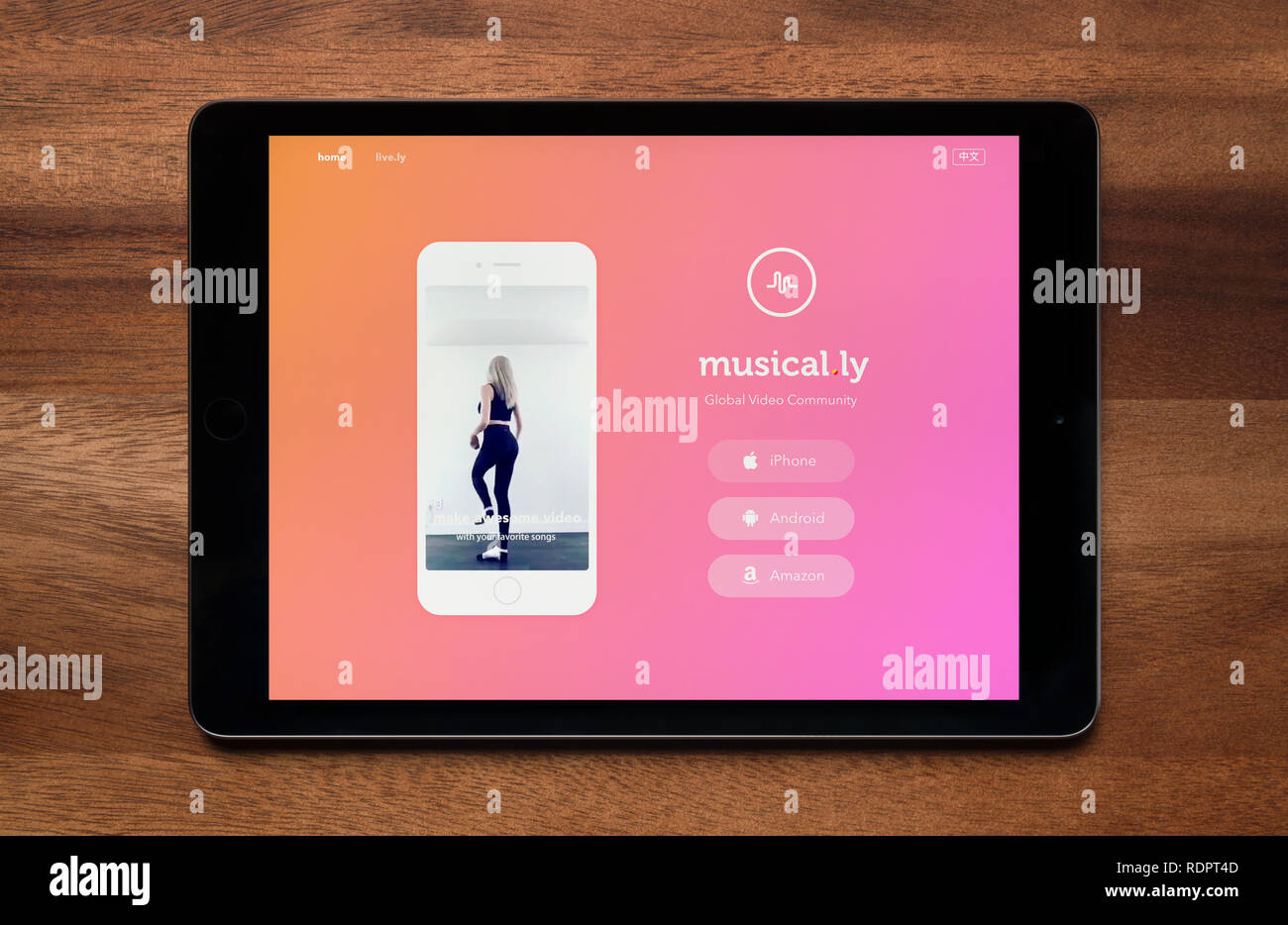 Die Website von musikalischen.ly ist, auf einem iPad Tablet, der ruht auf einem Holztisch (nur redaktionelle Nutzung). Stockfoto