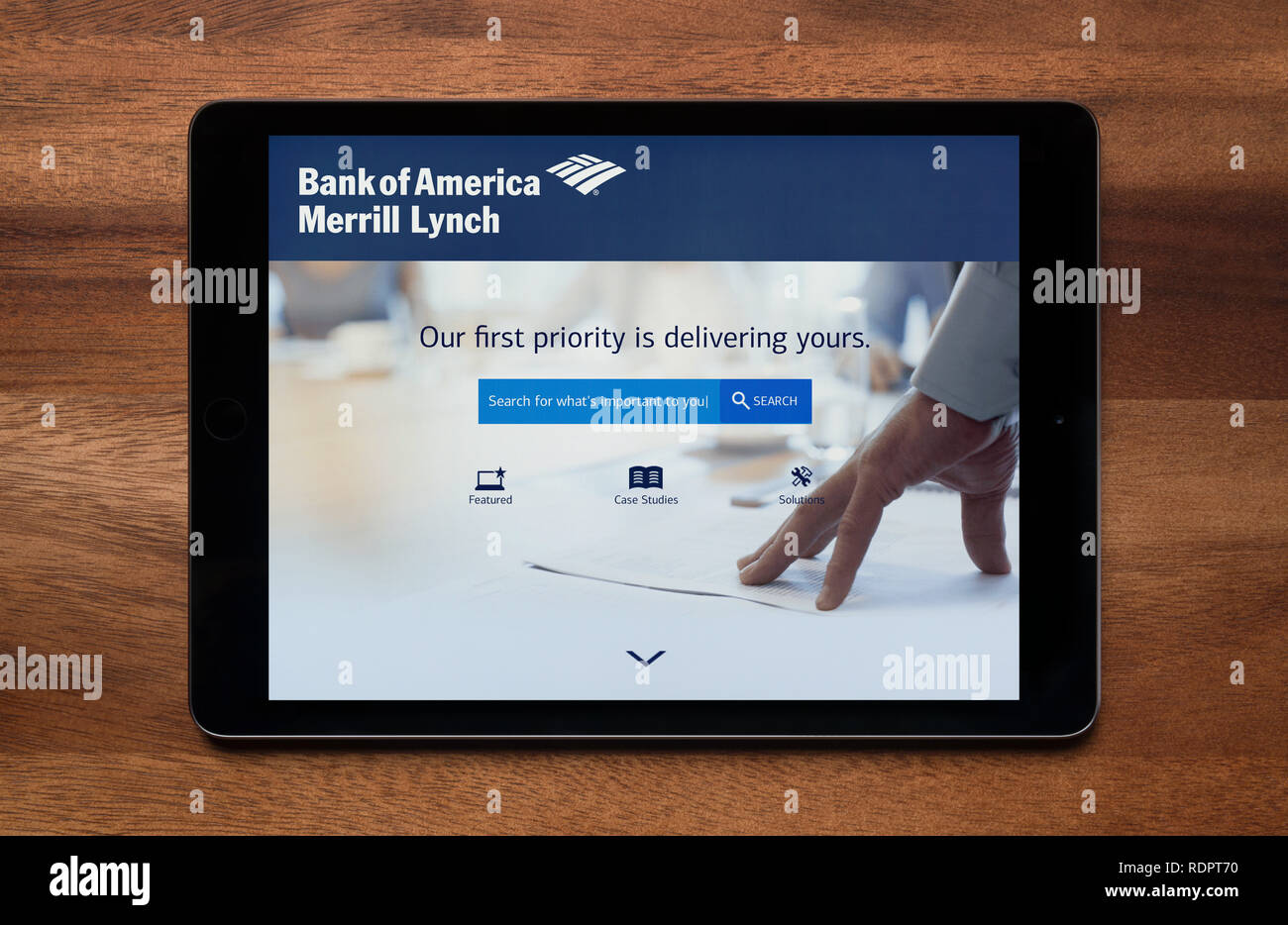 Auf der Website der Bank of America Merrill Lynch wird gesehen, auf einem iPad Tablet, der ruht auf einem Holztisch (nur redaktionelle Nutzung). Stockfoto