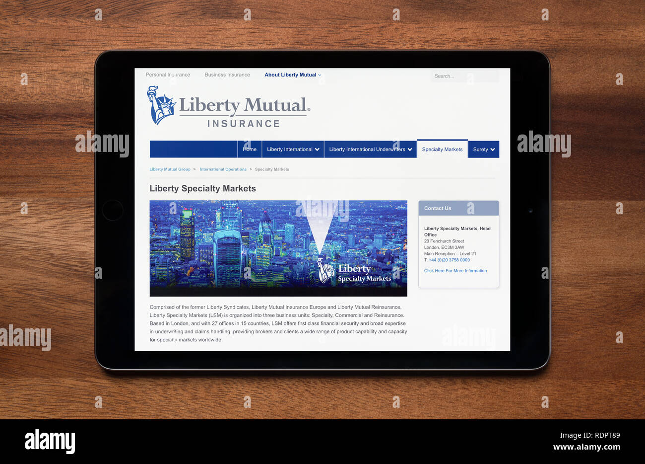Die Website von Liberty Mutual Insurance ist gesehen auf einem iPad Tablet, der ruht auf einem Holztisch (nur redaktionelle Nutzung). Stockfoto