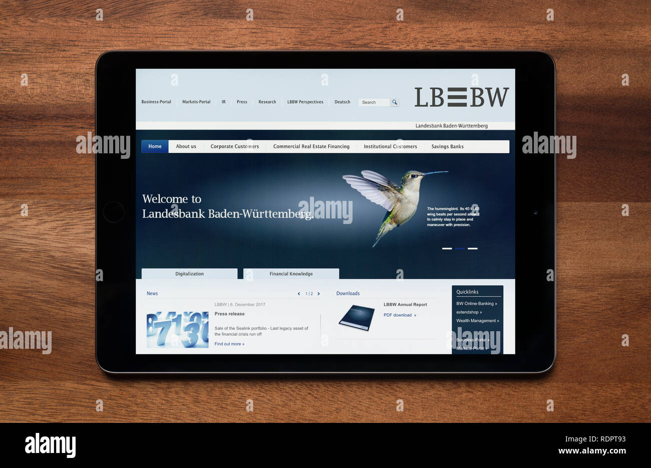 Die Website der LB BW (Landesbank Baden-Württemberg) ist gesehen auf einem iPad Tablet, der ruht auf einem Holztisch (nur redaktionelle Nutzung). Stockfoto