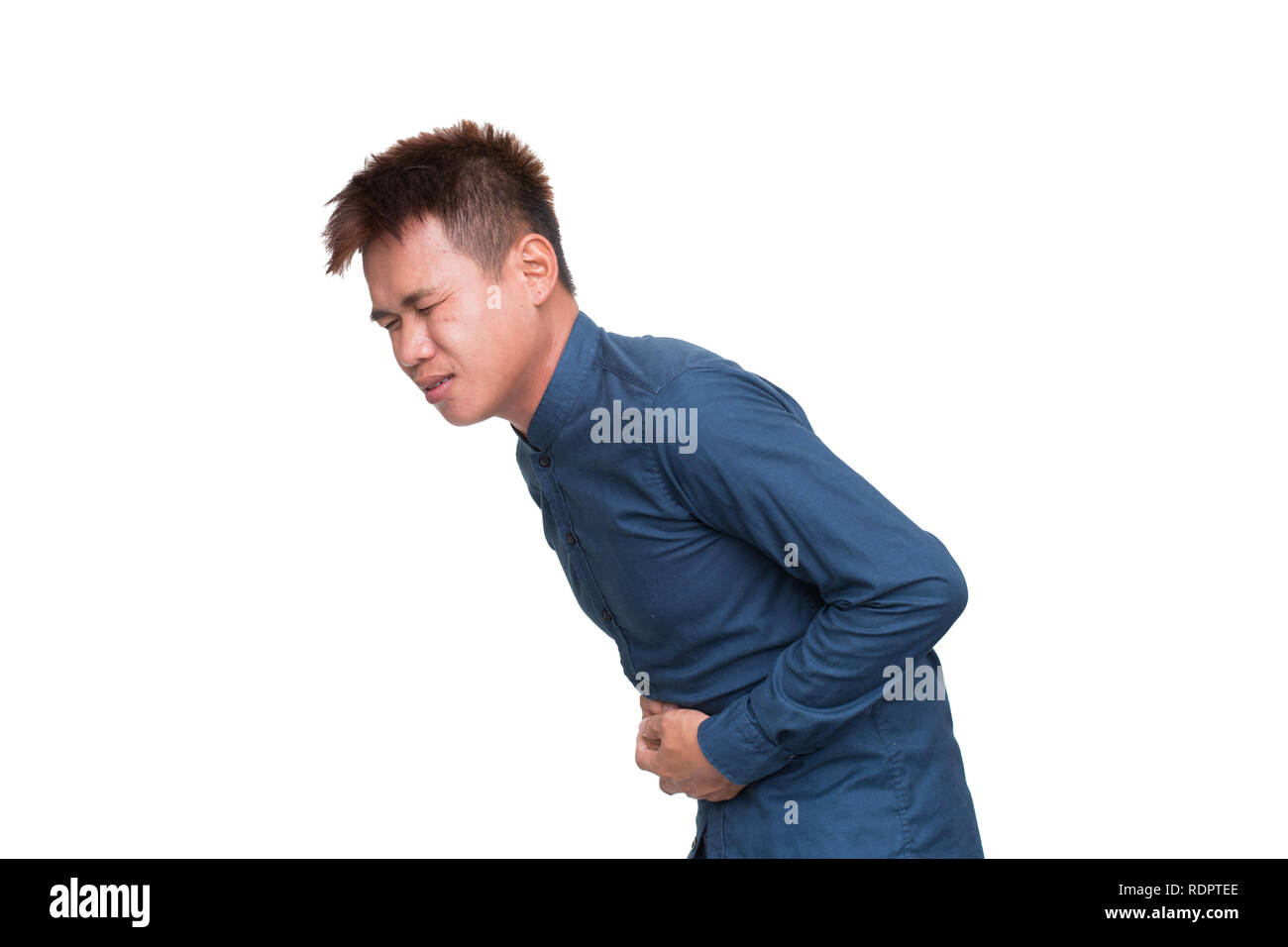 Asiatischer Mann mit Probleme Magenschmerzen auf weißem Hintergrund. Mit Freistellungspfad Stockfoto