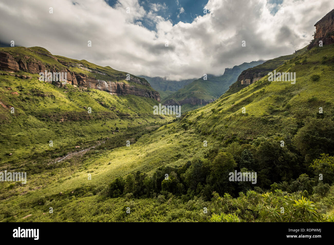 Ciffs und Berg Seiten auf die thukela Wanderung an den unteren Rand des Amphitheaters Tugela Wasserfall im Royal Natal Nationalpark, Drakensberge, Süd Afr Stockfoto