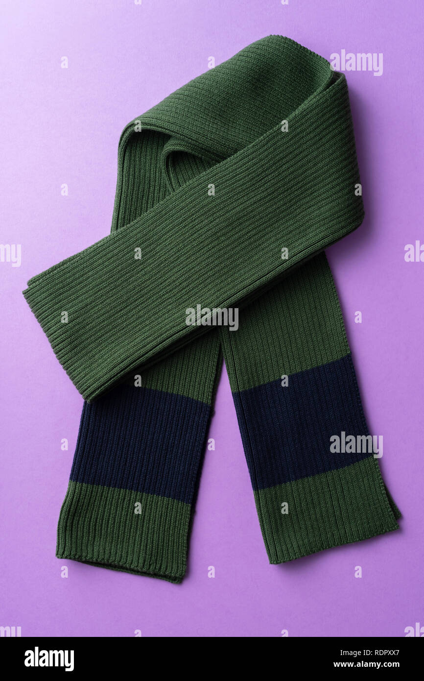 Stricken winter Schal über lila Hintergrund Stockfoto