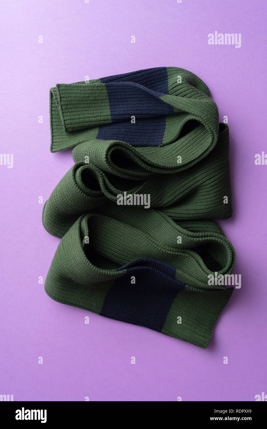 Stricken winter Schal über lila Hintergrund Stockfoto